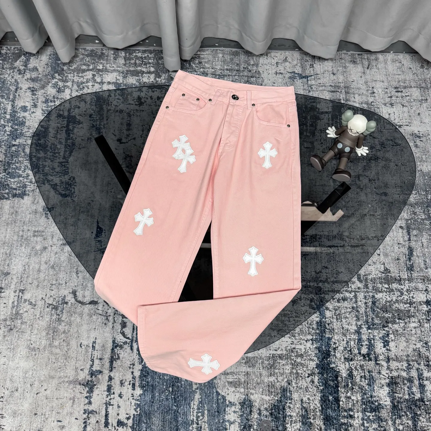 P260 Chrome hearts CH co-branded Drak Miami light pink jeans exude uninhibited personality and unique charm. Every wear and tear is carefully designed to present a unique artistic feel. Made of imported denim fabric, which has undergone heavy industrial washing and destruction treatment, the trousers show a super cool effect on the upper body, allowing you to dominate the fashion stage.  This is more than just a pair of jeans, it is an expression of attitude. With its unique design concept and ultimate pursuit of details, Croxin breaks traditional boundaries and defines the jeans trend in the new era. The trousers are made of double-layer woven fabric with customized hardware. Italian-made special cowhide is printed and cut. Custom-made sheepskin three-layer thick-line leather. The whole body is spliced ​​in heavy water washing. Craftsmen hand-splash ink. You can see the details. Three-dimensional cutting version. Loose and comfortable, not flattering. Makes taller and slimmer. Factory Seiko. Original quality control. Same style for men and women. Can be matched with couples. Versatile recommendation. Must-have jeans for all seasons. Color: light pink. Size: 28-30-32-34.